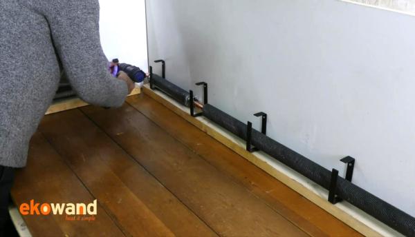 Ekowand Heizleisten für bestes Wohnklima und Heizkosten sparen Montage Wandhalter Heizleisten Killus-Technik.de Heizleisten mit Wandhalterungen