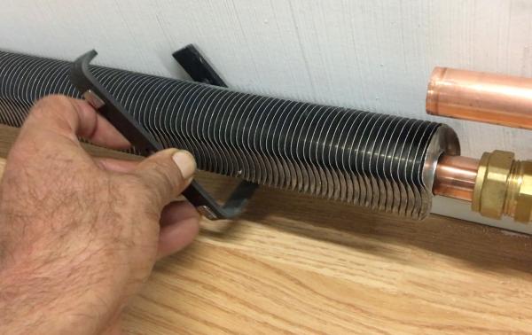 Ekowand Heizleisten für bestes Wohnklima und Heizkosten sparen Kombi-Klipp Wandhalter doppelt aus Kunststoff und Stahl montiert Killus-Technik.de