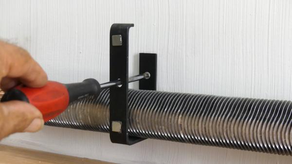Ekowand Heizleisten für bestes Wohnklima und Heizkosten sparen Kombi-Klipp Wandhalter doppelt aus Kunststoff und Stahl Einzelteile Killus-Technik.de